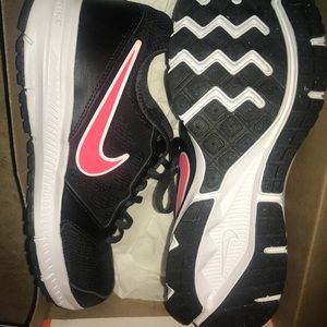 BRAND NEW NIKE DOWNSHIFTER TENNIS SHOES black pink